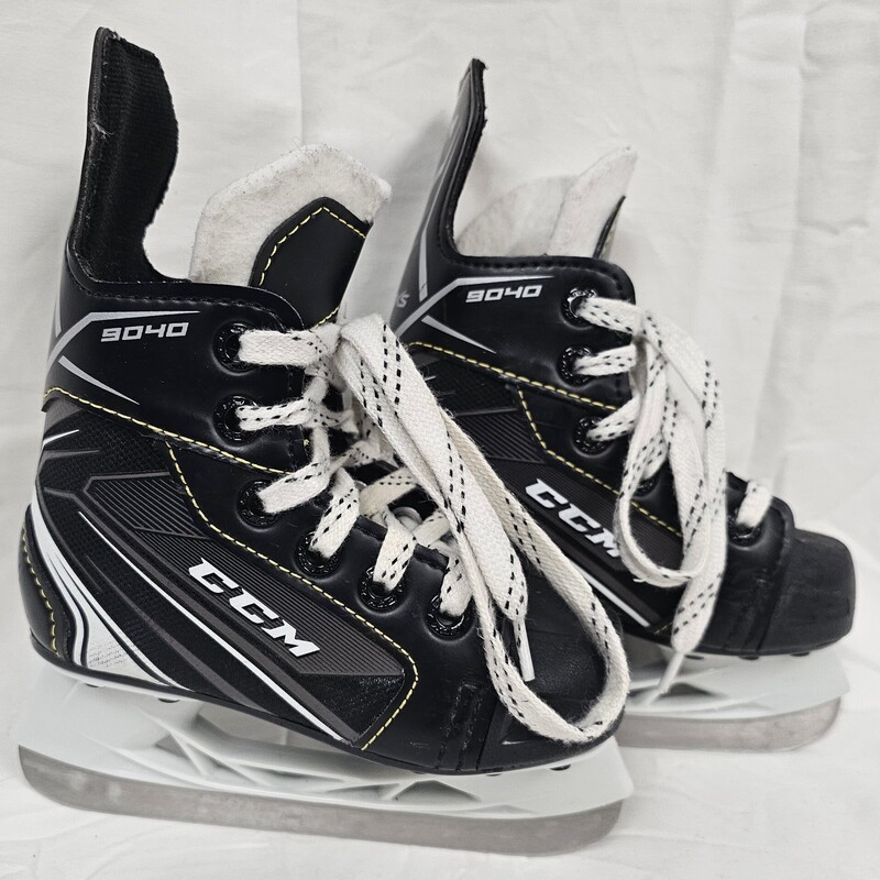 Get your little one out on the ice with these skates! CCM Tacks 9040 Youth Hockey Skates, Size: Y8, pre-owned