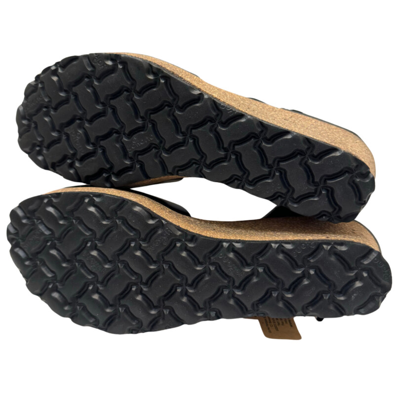 New Yokono Leather Wedge Shoe
Made In Spain
Black
Size: 8.5