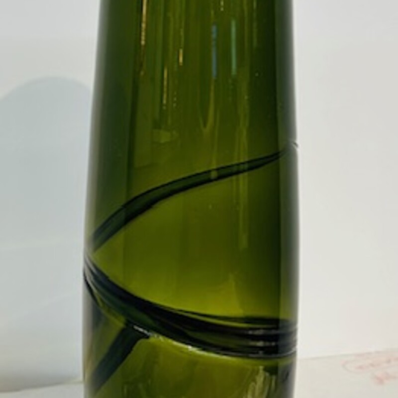 Pier 1 Wavy Glass Vase
Green Size: 5 x 15.5H