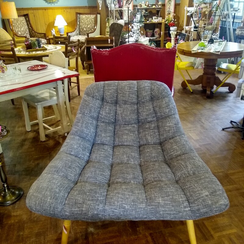 Gray Oversized Chair

Very comfortable gray fabric oversized chair with light wood legs.

Size: 42 in wide X 24 in deep X 33 in high