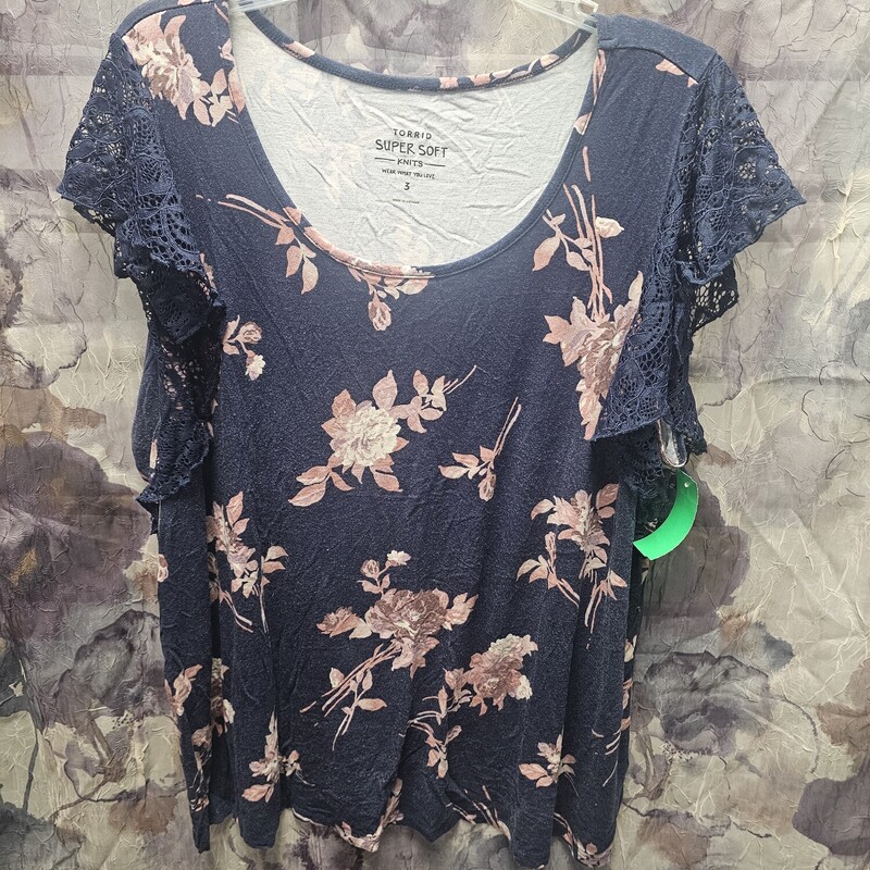 Sleeves of lace on this super cute tee in navy with floral print.