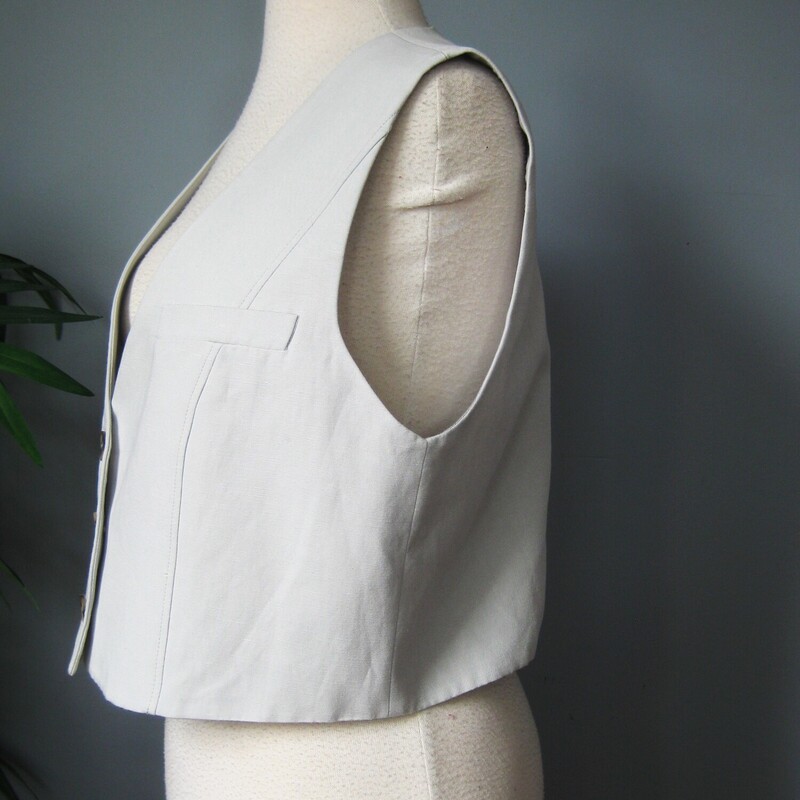 Zara, Gray, Size: XL
This basic piece is very in style but is such a classic it will work in your wardrobe for years to come.
Very nice quality fully lined vest from Zara
Three buttons
fabric tag is missing but Zara's vests are usually poly blends.
This one is made in a very soft finely woven fabric that feels  like viscose
The color is pale pale gray with a bit of blue
No size tag, but XL according to Zara's size chart.
It should work for an XL gal, but also for a L
flat measurements:
armpit to armpit: 21
length: 17
width at hem when buttoned, lying flat: 19

excellent like new condition.
thanks for looking!
#73050