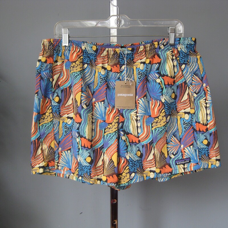 NWT Patagonia Print, Multi, Size: Large
Pretty shorts from Patagonia
new with tags
made of recyled nylon
terrric blue and orange geometric floral
elastic waist with a drawstring inside
pockets
Originally $59

flat measurements:
waist: 17
hip: 23.75
inseam: 4.5
rise: 12.75

brand new no flaws
thanks for looking!
#72921