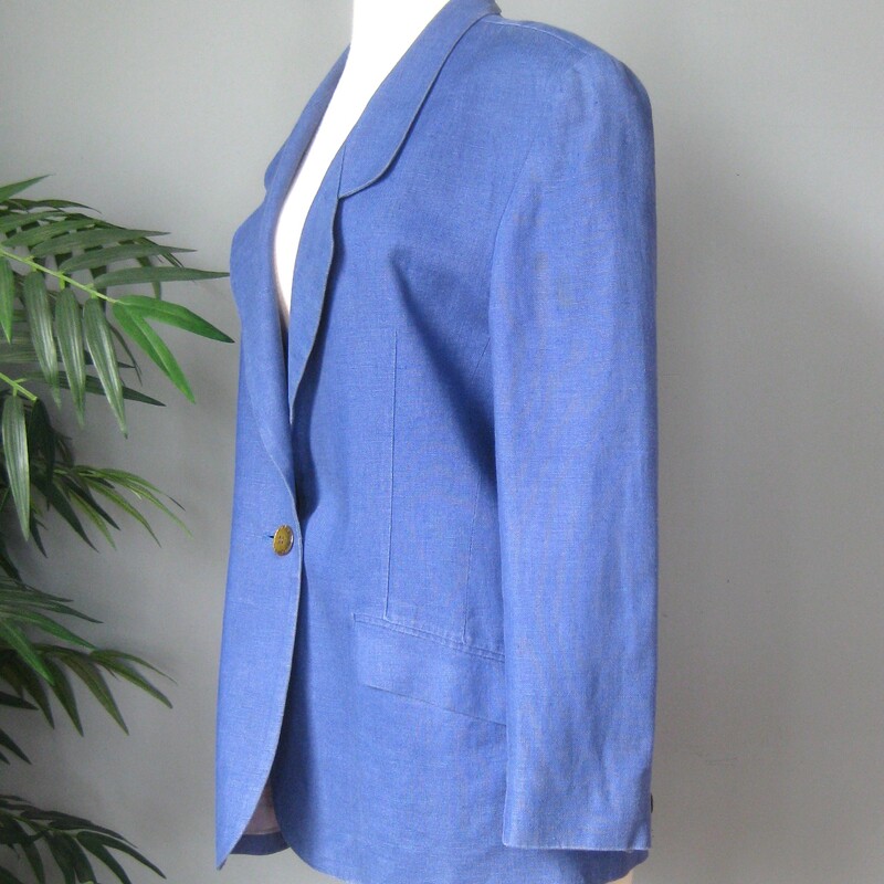 Vtg J Petrman Linen, Blue, Size: Large
Wardrobe Staple Alert!  A perfect blazer is a must have piece.  You'll will get tons of wear out of this periwinkle blue linen blazer from the 1990s by the fave J Peterman Company.
The color appears is a periwinkle blue, the images capture it pretty accurately.

The single button jacket has pockets, is fully lined and has shoulder pads for shape and support.
It also has a single vent in the back.

Excellent vintage condition.

Marked size 12 Here are the flat measurements:
Shoulder to shoulder: 17.5
Armpit to Armpit: 22.5
Waist area: 20.25
Overall length: 29.25
Underarm sleeve seam: 16.5

Thanks for Looking!
#72854