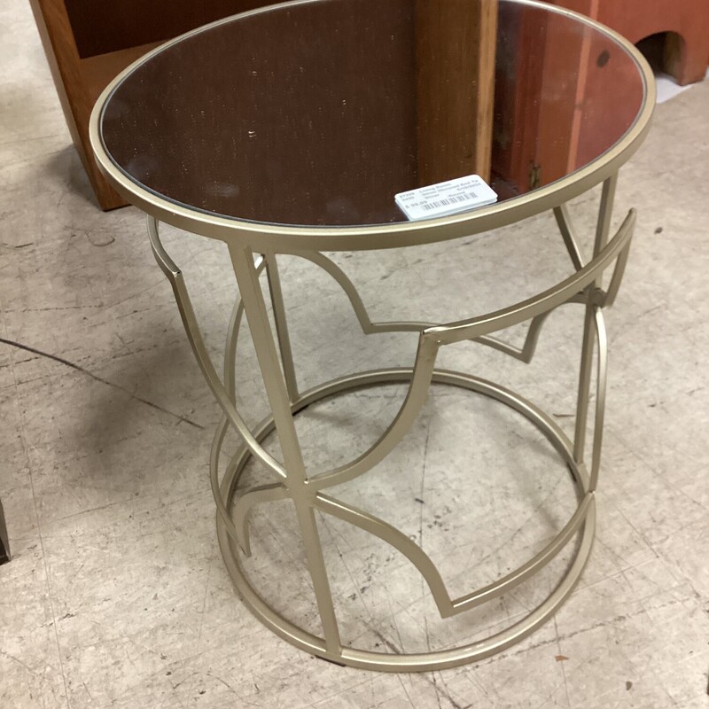 Silver Mirrored End Table, Silver, Round
17in wide x 17in deep x 20in tall