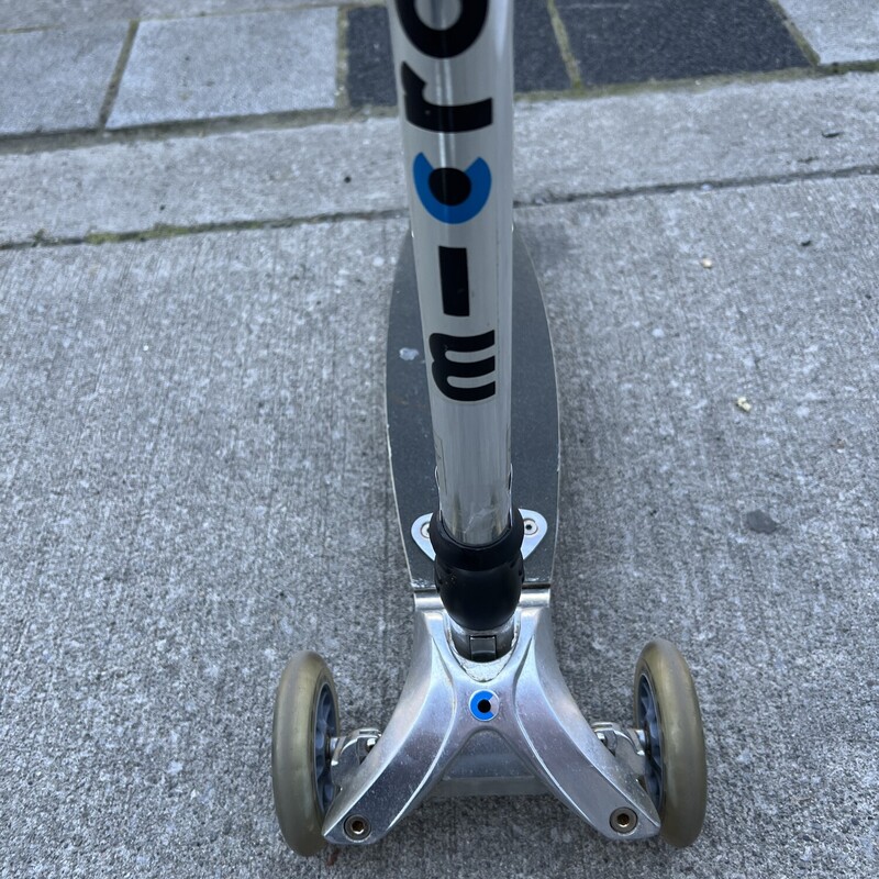 Micro Kickboard 2.0 Scooter, Silver, Size: 220lbs

Great for urban commutes, college campuses or for just having fun!
Foldable design for easy storage and transportation
Features a new larger back wheel, updated rear brake, and an all-new deck
Comes with two handle options: Traditional T-Bar and Joystick
220 lb weight capacity