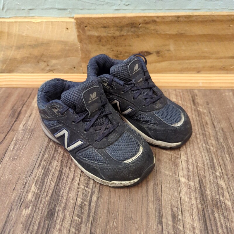 New Balance Toddler Asis, Navy, Size: Shoes 7
AS is this shoe is missing the sole from the right shoe