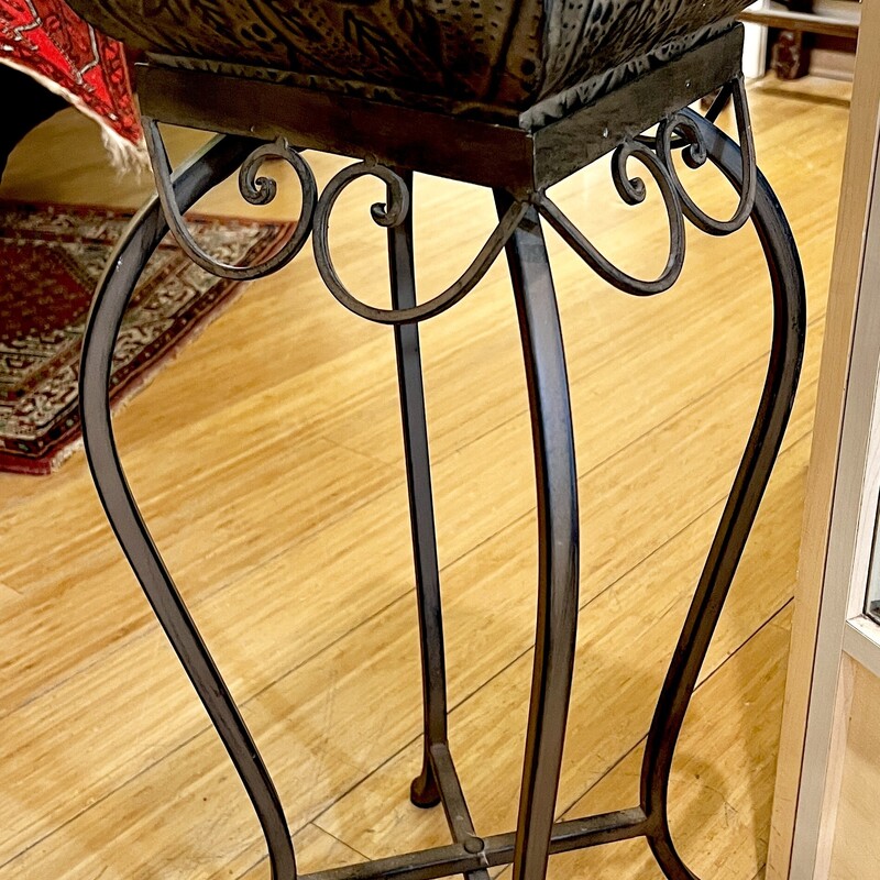 Plant Stand With Covered Metal Box
Size: 11x11x29