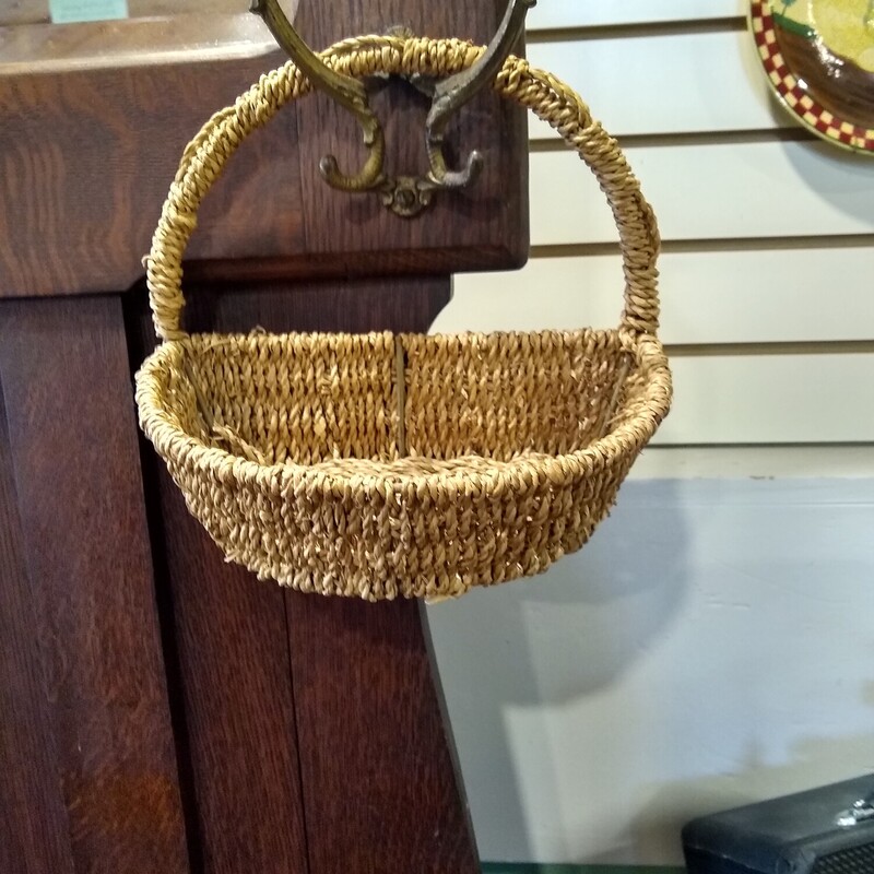 Sm Wicker Wall Basket

Small wicker wall basket with handle for hanging.

Size: 9 in wide X 6 in deep X 8 in high