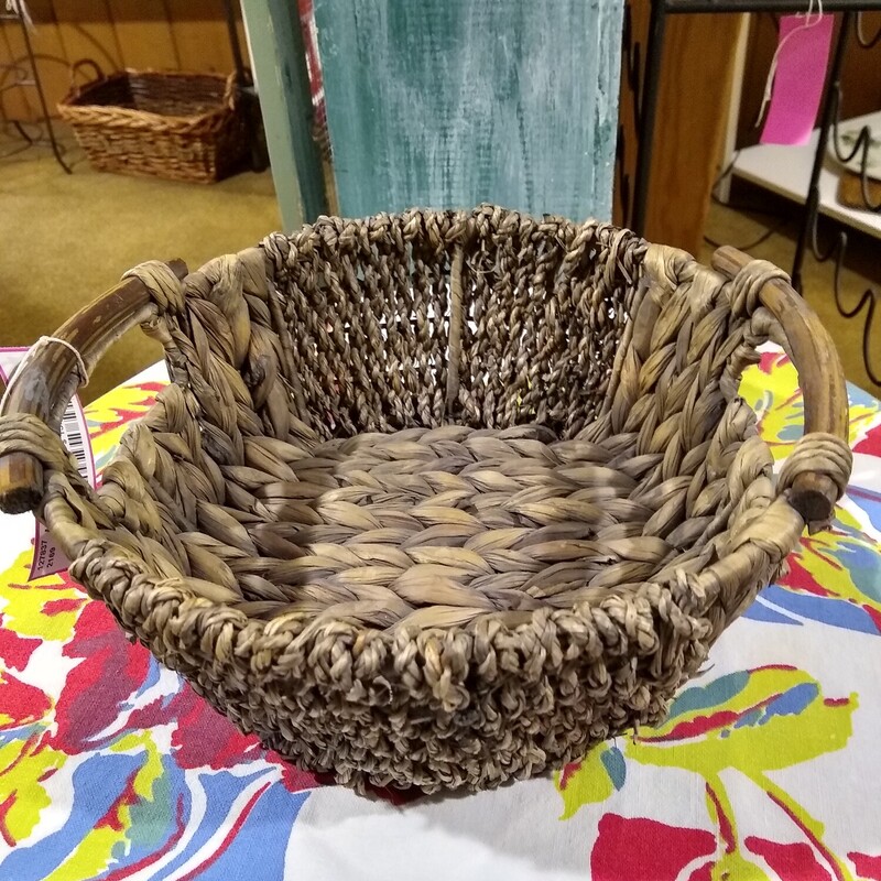Serving Basket W/Handles

Round serving basket with wooden handles.

Size: 11 In Diam