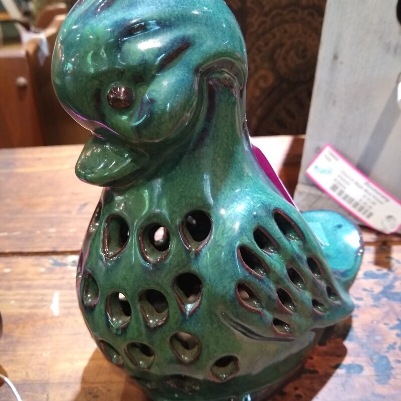 Green Duck Candle Light

Pretty green duck candle holder.

Size: 4 in wide X 8 in high