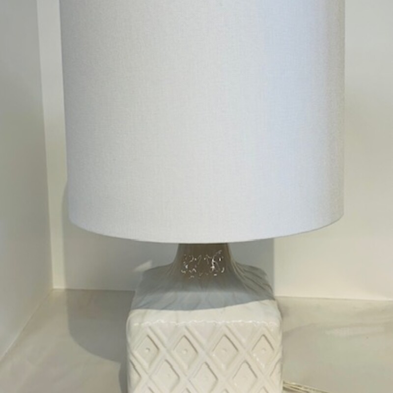 Square Ceramic Diamond Patterned Lamp
White Size: 10 x 16H