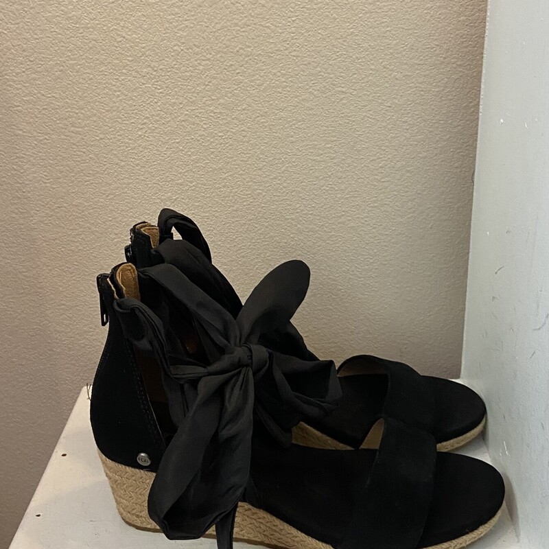 Blk Suede Wrap Sandal<br />
Black<br />
Size: 7 1/2