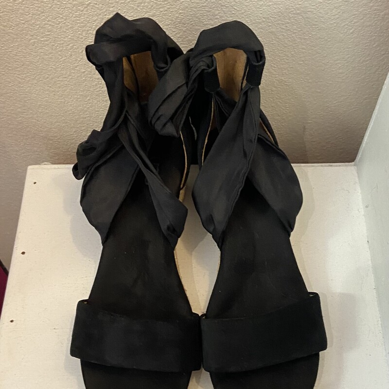 Blk Suede Wrap Sandal<br />
Black<br />
Size: 7 1/2