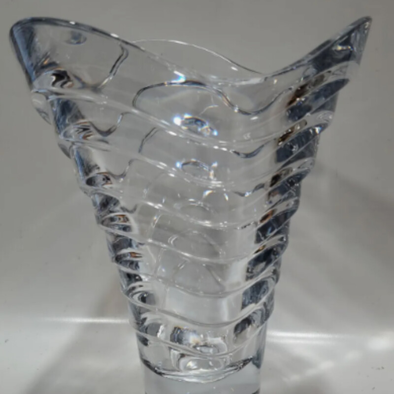 Mikasa Elite Trio Wavy Vase
Clear and Thick Crystal
 Size: 8x11H