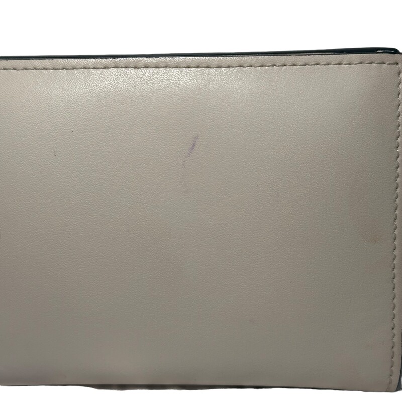 Fendi Bifold Compact, Pink, Size: OS<br />
<br />
Small marks on back and small marks on front