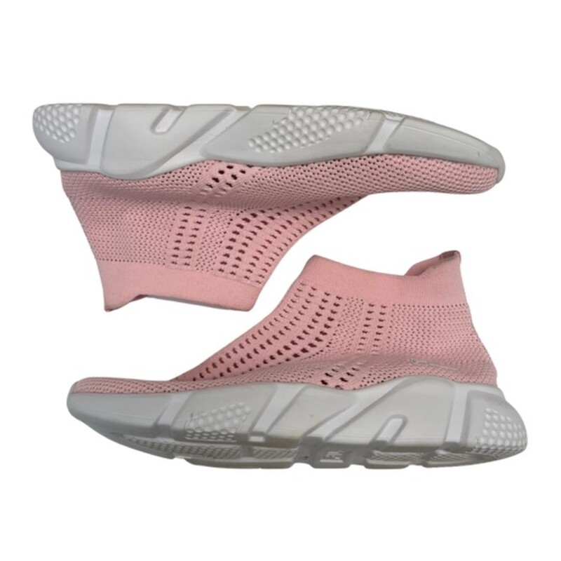 Fila Low Top Sneakers
Knit Top
Super Comfortable!
Color: Light Pink
Size: 10