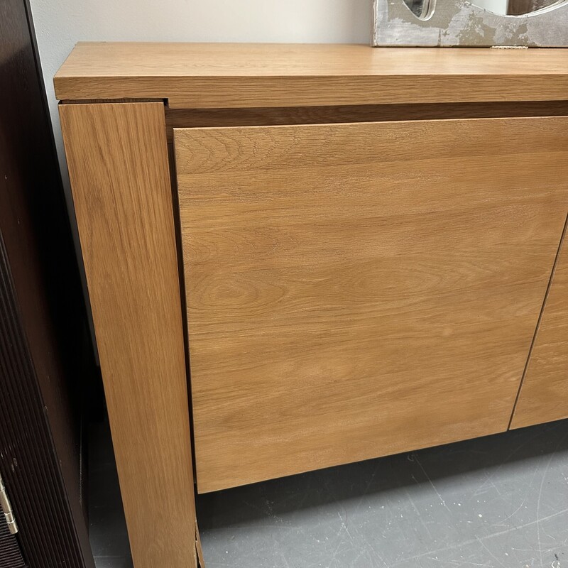 Oak Credenza/Sideboard, Wood
Size: 72x19x30