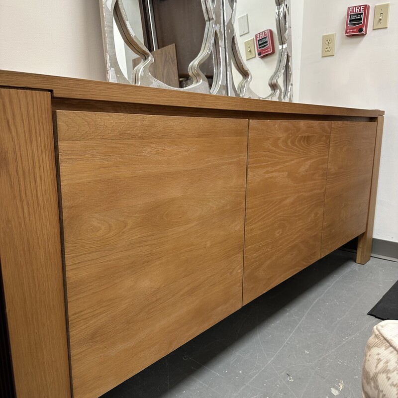 Oak Credenza/Sideboard, Wood
Size: 72x19x30