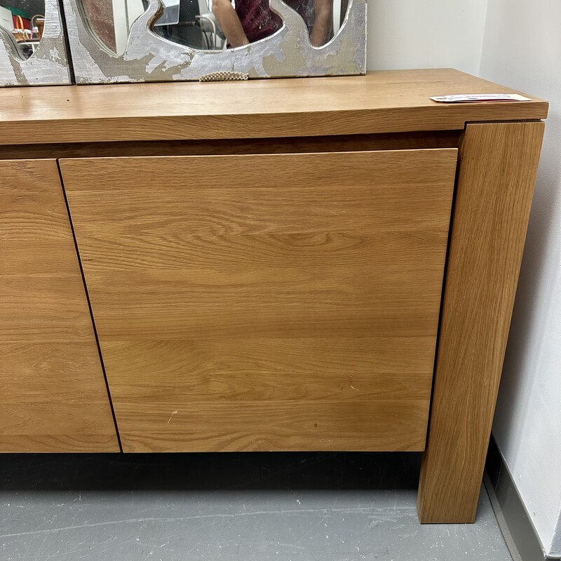 Oak Credenza/Sideboard, Wood
Size: 72x19x30