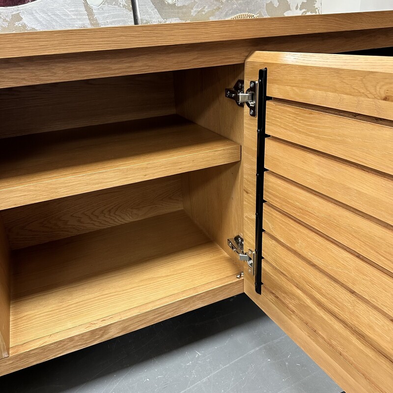 Oak Credenza/Sideboard, Wood
Size: 72x19x30