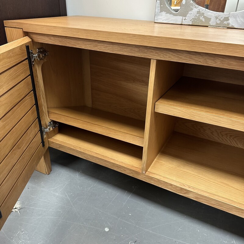 Oak Credenza/Sideboard, Wood<br />
Size: 72x19x30