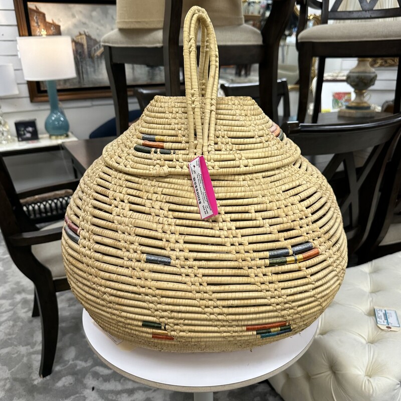 Vintage Handmade Woven Handled Basket<br />
Size: 24in