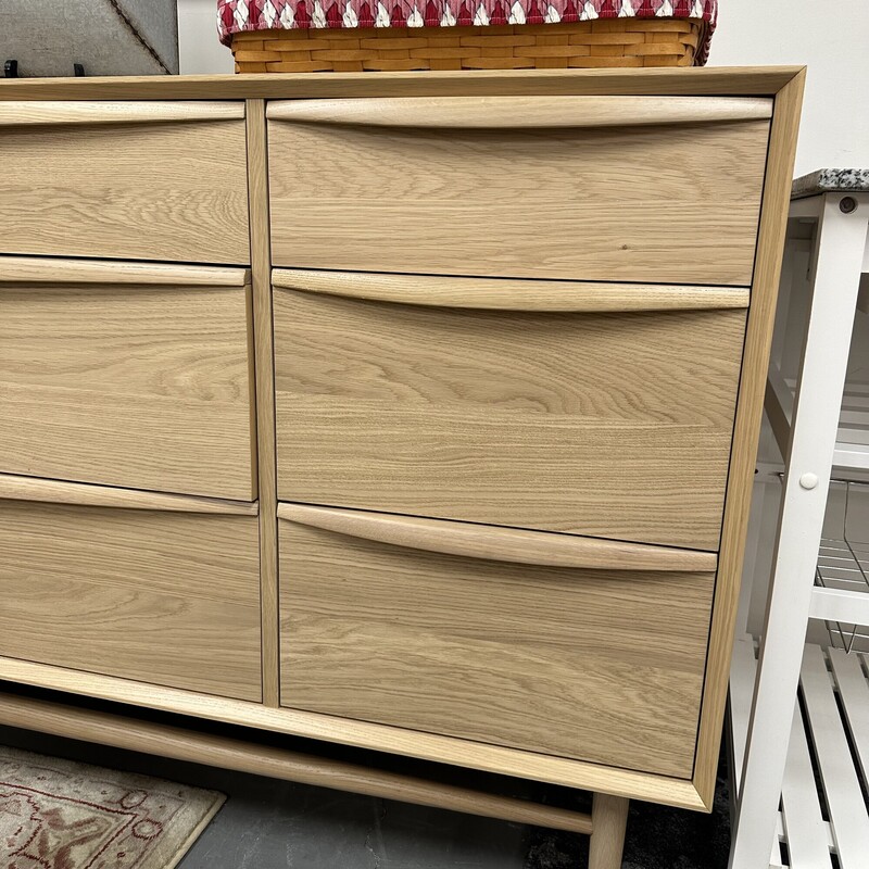 White Oak Dresser, Oak
Size: 32x71x19