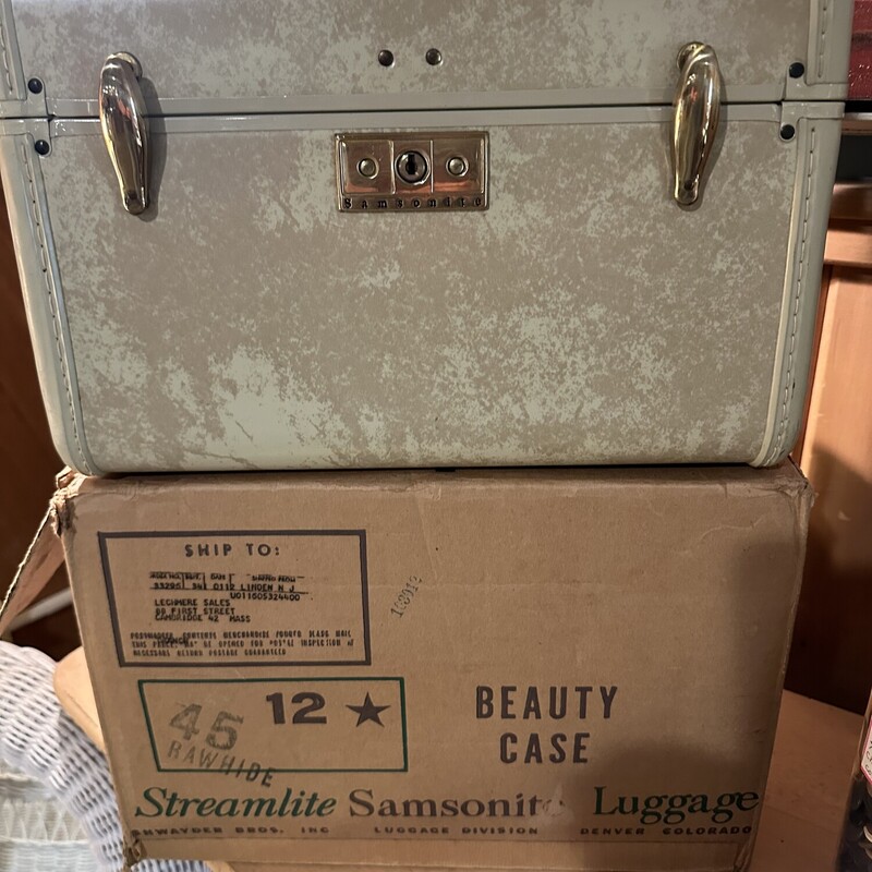 Samsonite Streamlite,
Size: 13x8x9
Vintage 1950s hard shell vanity rain
travel suitcase. Cream exterior
Large make-up miror and plastic
tray with dividers inside.
Comes with original box - like new!