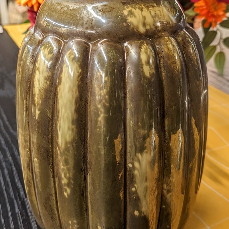 Distressed Look Ribbed Vase
Brown Yellow
Size: 7x11.5H