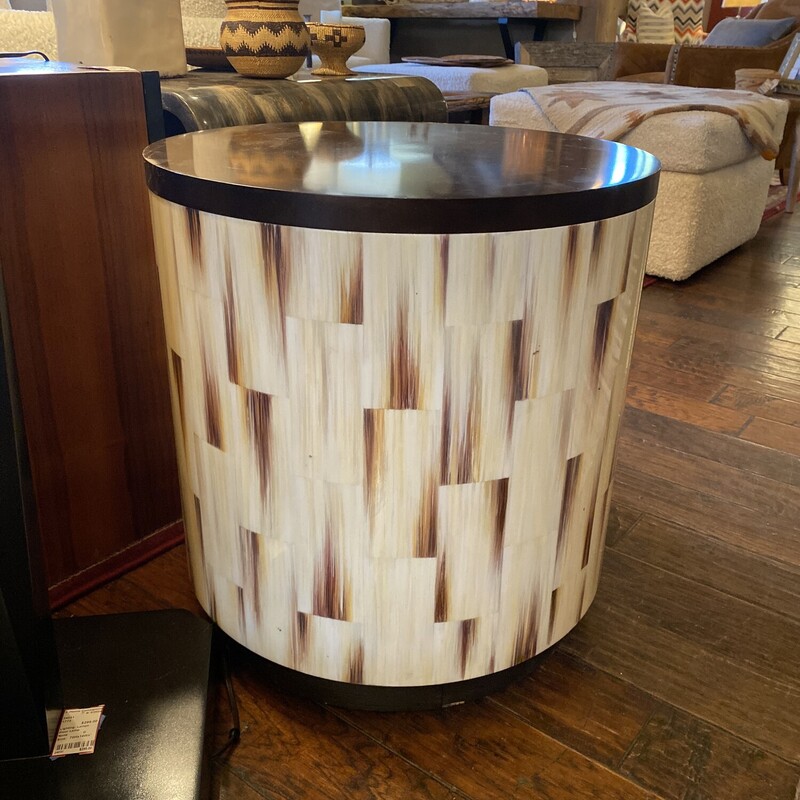 Park City Crescent

Size: 22Wx23H

The Park City end table features a burnished bronze finished metal top, faux horn design on the cylinder, and recessed plinth base for an exceptional designer look.