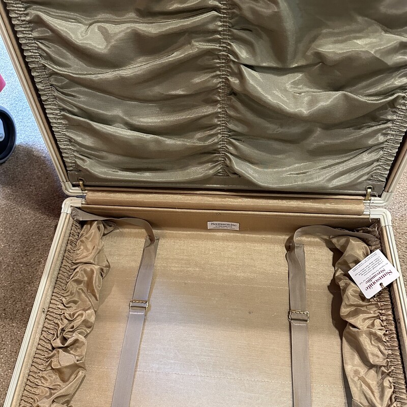 Samsonite #4551 VTG Hardcase<br />
Size: 21 X 15<br />
This beautiful case is in beautiful condition!<br />
No odor, original key inside.<br />
It is definitly a piece of the past!