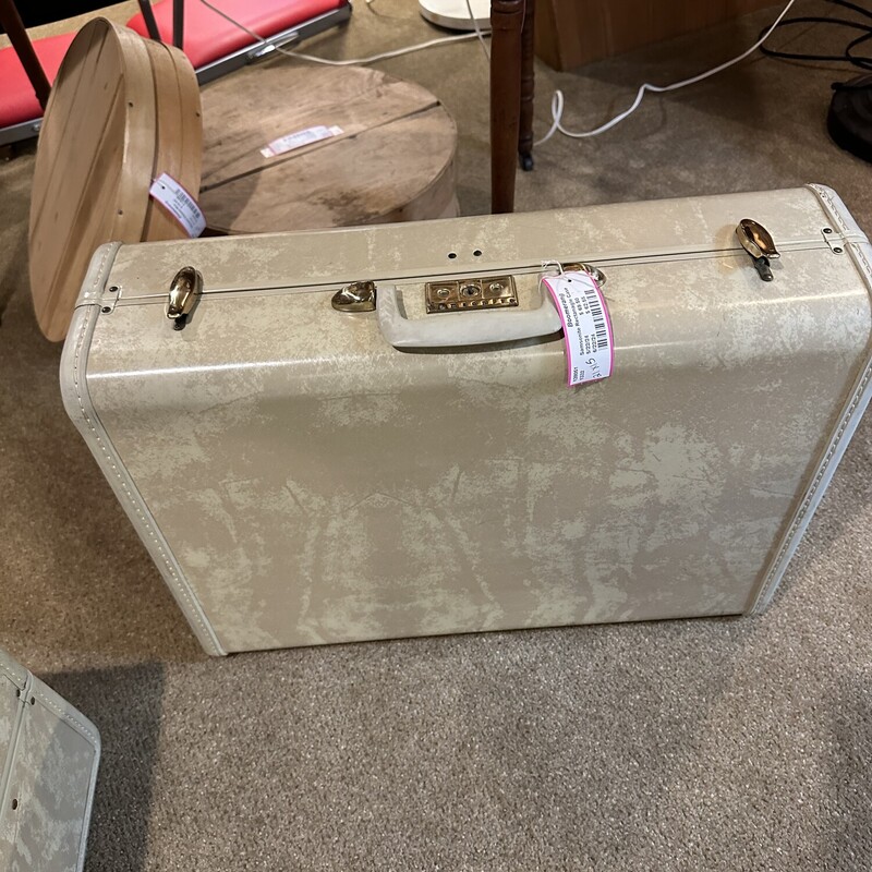 Samsonite #4551 VTG Hardcase
Size: 21 X 15
This beautiful case is in beautiful condition!
No odor, original key inside.
It is definitly a piece of the past!