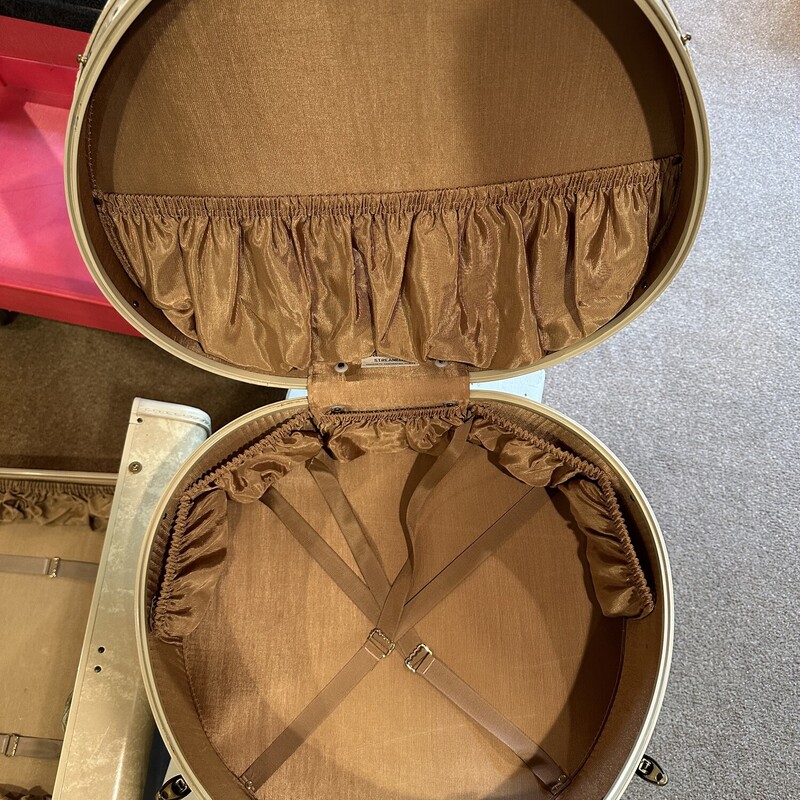 Samsonite Round Train Case<br />
Case, Size: 18<br />
Marble Tan round case is in PERFECT<br />
condition.  We are not sure it has been used.<br />
Original key inside.<br />
This one is a beauty!