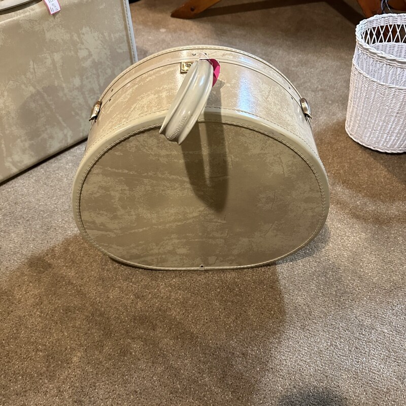 Samsonite Round Train Case<br />
Case, Size: 18<br />
Marble Tan round case is in PERFECT<br />
condition.  We are not sure it has been used.<br />
Original key inside.<br />
This one is a beauty!