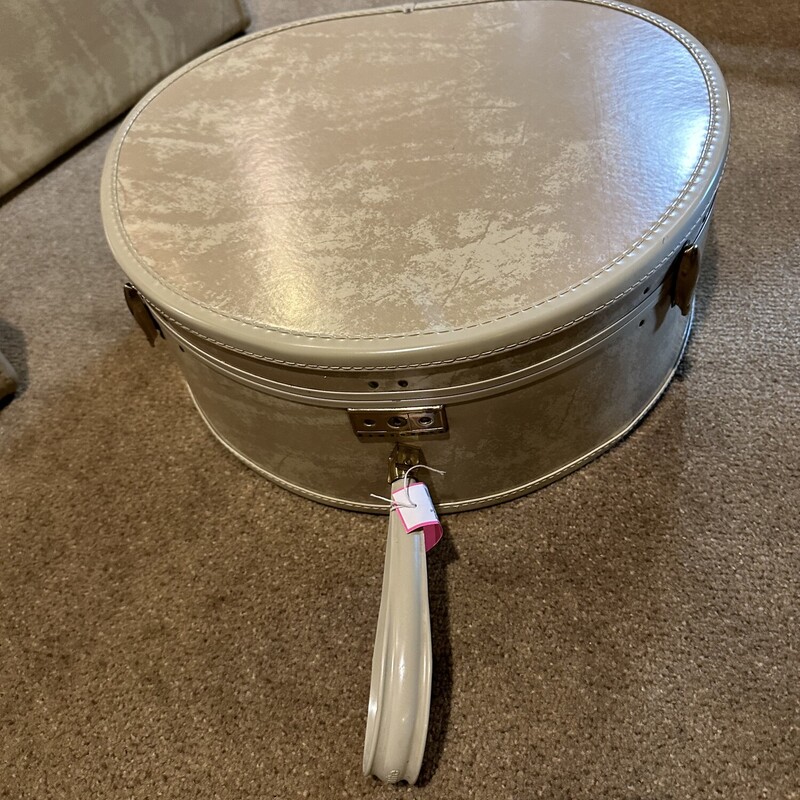 Samsonite Round Train Case
Case, Size: 18
Marble Tan round case is in PERFECT
condition.  We are not sure it has been used.
Original key inside.
This one is a beauty!