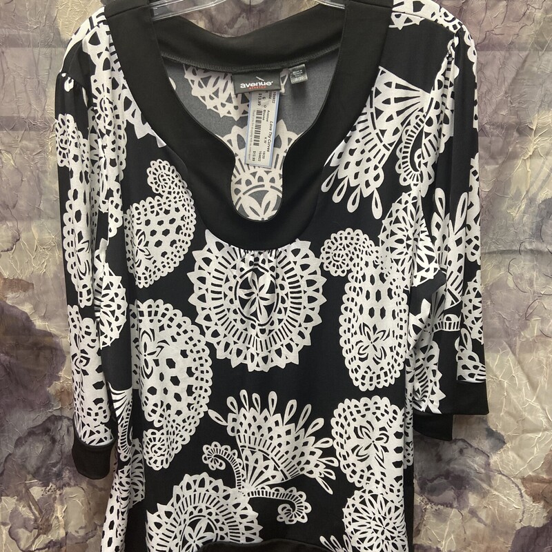 Super cute blouse in a fun black and white pattern with half sleeves.