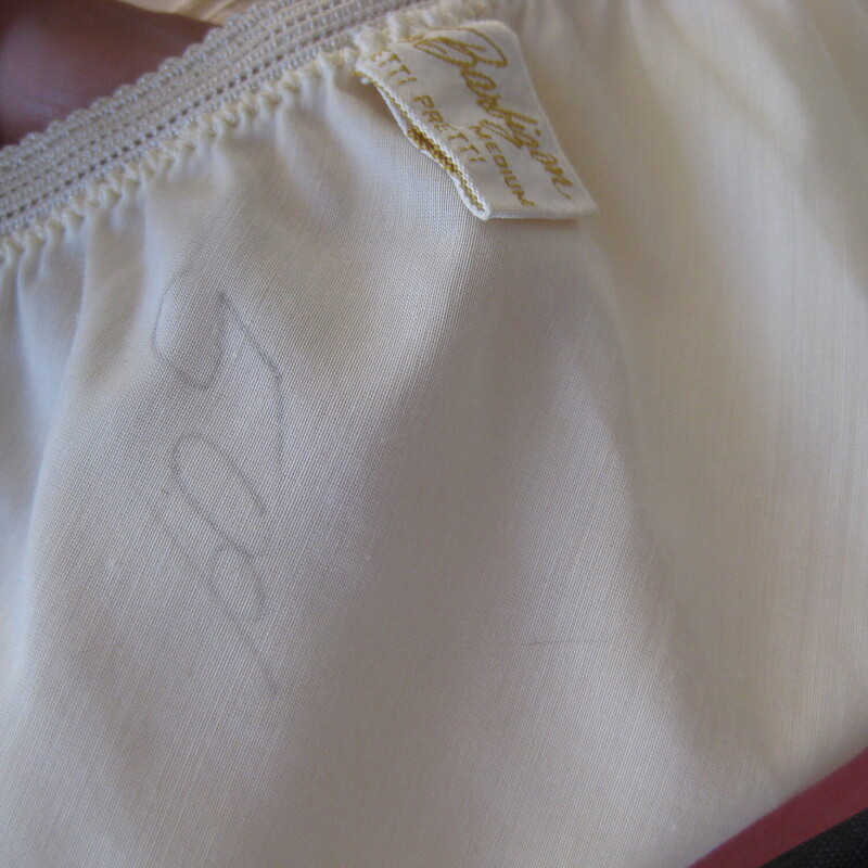 Vtg Barbizon Half Slip, Ivory, Size: Medium<br />
Pretty half slip in yellowy cream with tiers of lace trim.<br />
two slits<br />
Good vintage condition, plenty of snap to the elastic waist<br />
It has some discolorations, pls see last photo.  very faint.<br />
100% Nylon, made in the USA<br />
by Barbizon<br />
<br />
You can wear the slip with the slit in any position so it will work with any skirt or dress that has a slit, whether it's in the front back or side.<br />
<br />
Here are the flat measurements:<br />
Waist : 11.5 stretches comfortably to 14.<br />
Hip: 16<br />
Length: aprox. 25<br />
slits: 5<br />
<br />
 Thank you for looking.<br />
#71630