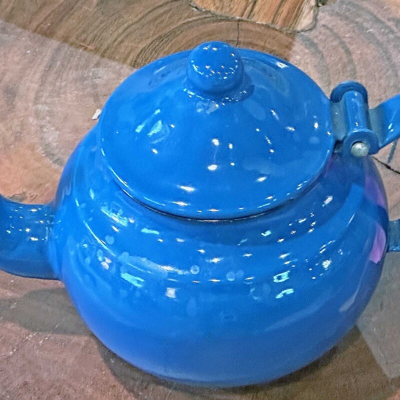 Sm Blue Enamelware Teapot
5 In Tall x 8 In Wide.