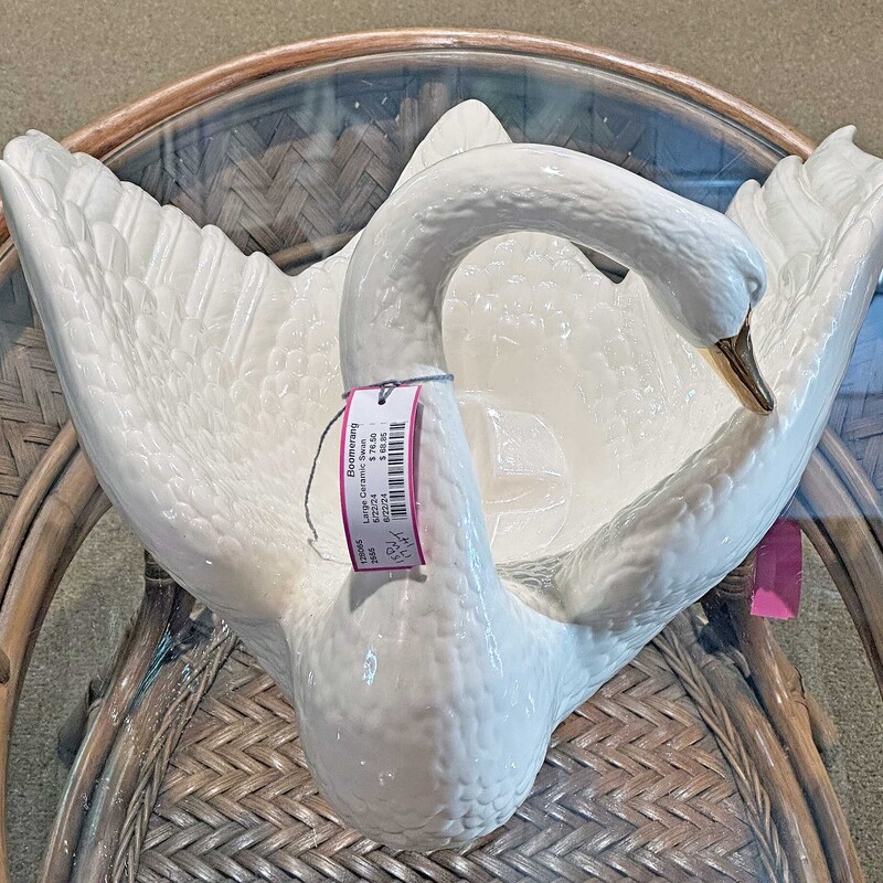 Large Ceramic Swan
17 In Wide x 18 In Deep x 14 In Tall.
Gold Colored Beak