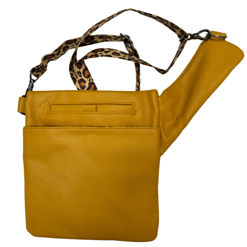 New Lug Skipper Crossbody<br />
RFID Protected<br />
Soft Lined Cellphone Pocket<br />
Quick Access Soft Pocket<br />
Vegan Leather<br />
Color: Amber