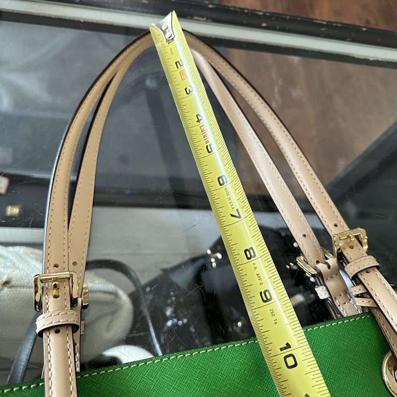 Michael Kors JetSet Bag, PalmGreen<br />
PreOwned<br />
Perfect Conditon<br />
Hard Shell,Leather 14.25in wide at center,Bottom of Bucket is 11in wide, 7in front to back on bottom<br />
Purse depth 10.25in(top to bottom)<br />
All Sales Are Final. No Returns<br />
<br />
Shipping Is Available<br />
or<br />
In Store Pick Up Within 7 Days of Purchase<br />
<br />
Thank You for Shopping With Us :-)