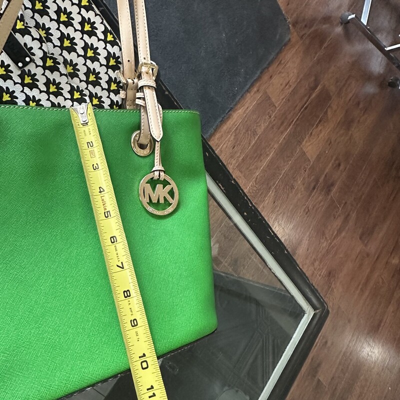 Michael Kors JetSet Bag, PalmGreen<br />
PreOwned<br />
Perfect Conditon<br />
Hard Shell,Leather 14.25in wide at center,Bottom of Bucket is 11in wide, 7in front to back on bottom<br />
Purse depth 10.25in(top to bottom)<br />
All Sales Are Final. No Returns<br />
<br />
Shipping Is Available<br />
or<br />
In Store Pick Up Within 7 Days of Purchase<br />
<br />
Thank You for Shopping With Us :-)