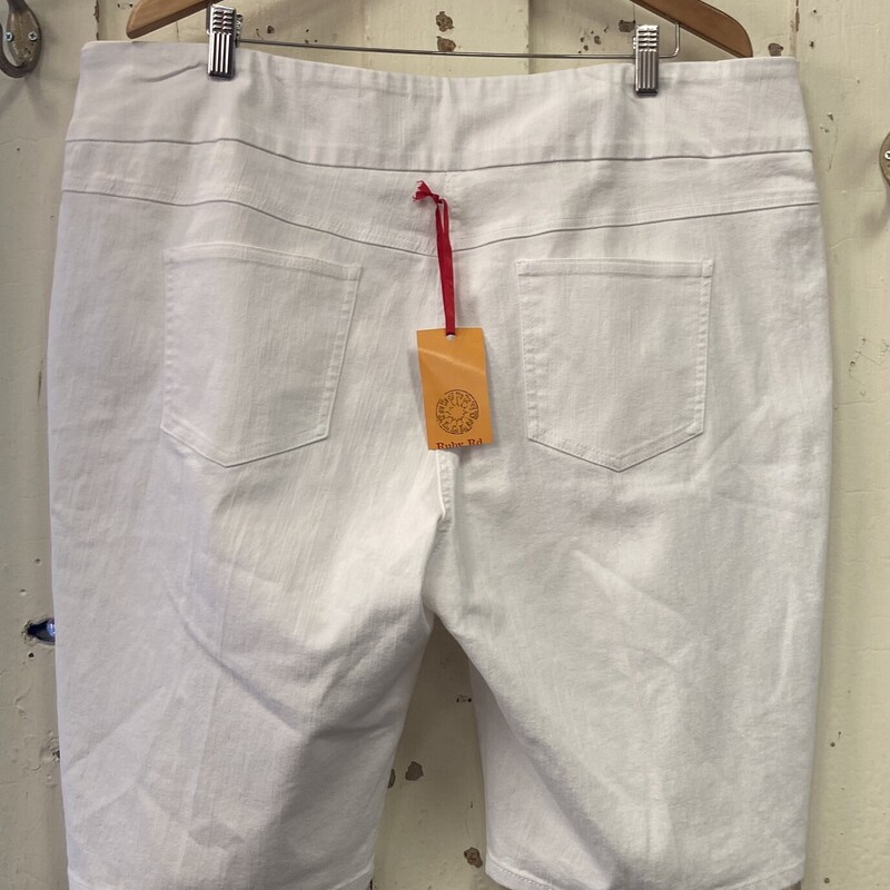 NWT Wht Denim Shorts
White
Size: 22