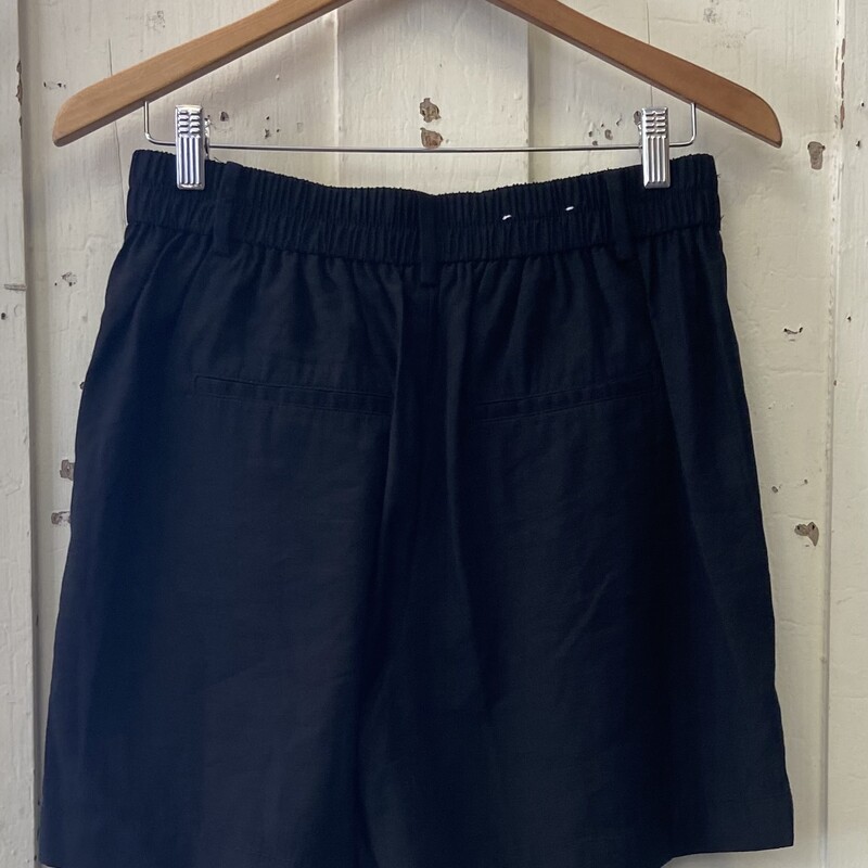 Blk Pleated Shorts<br />
Black<br />
Size: Small