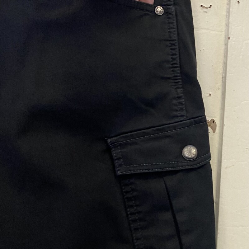Blk Cargo Shorts<br />
Black<br />
Size: 8
