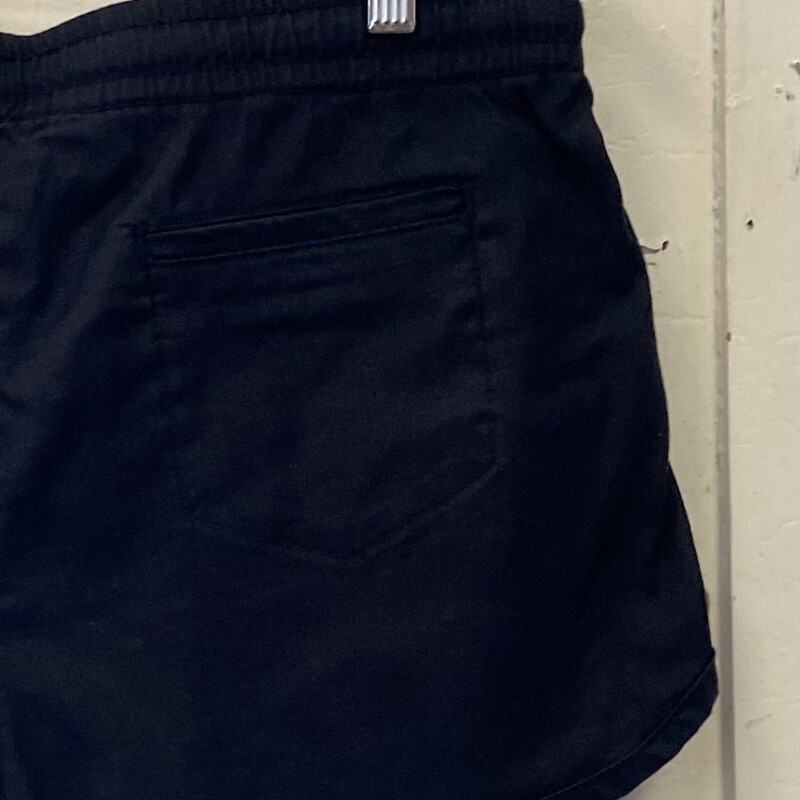 Bk Linen Drwstring Shorts<br />
Black<br />
Size: M R $79