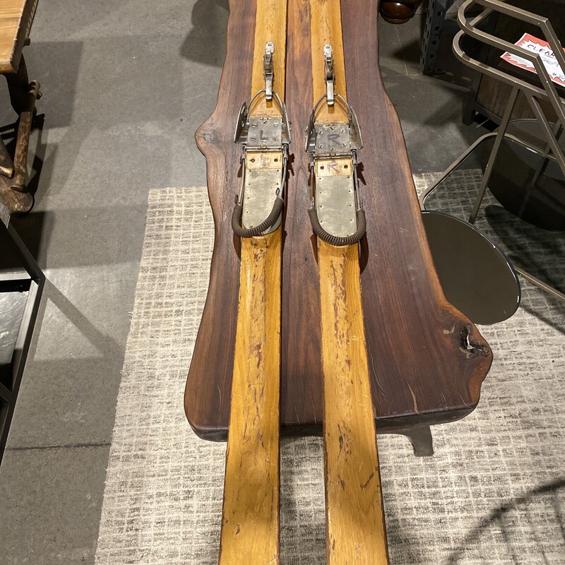 Vintage Skis

Size: 75L