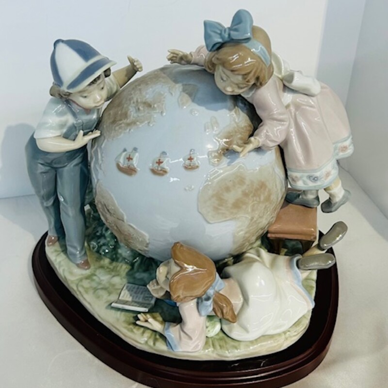 Lladro Voyage Of Columbus 5847
Plus Wood Stand
Gray Blue Pink Brown
Size: 10 x 7 x 10H