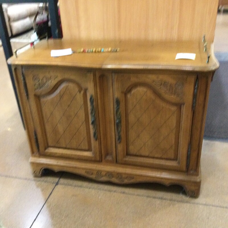 Buffet, Wood, Size: H72

29H X 42W X18D

FOR IN-STORE OR PHONE PURCJHASE ONLY
LOCAL DELIVERY AVAILABLE $50 MINIMUM